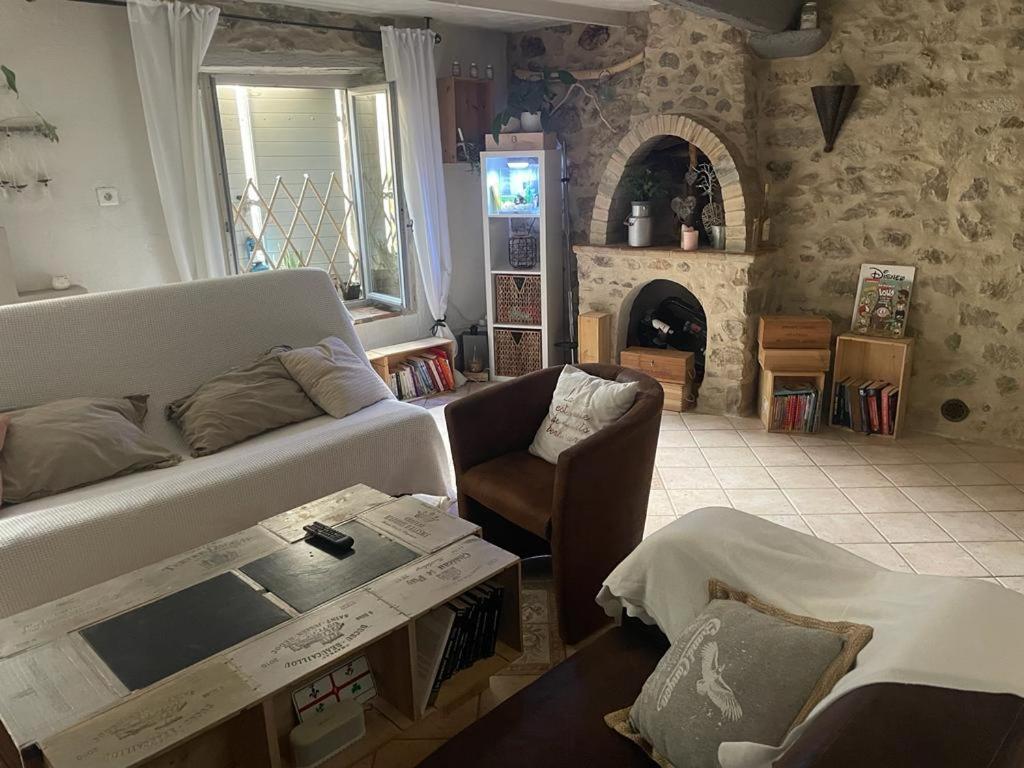 Typique Maison De Village Peille Exterior foto